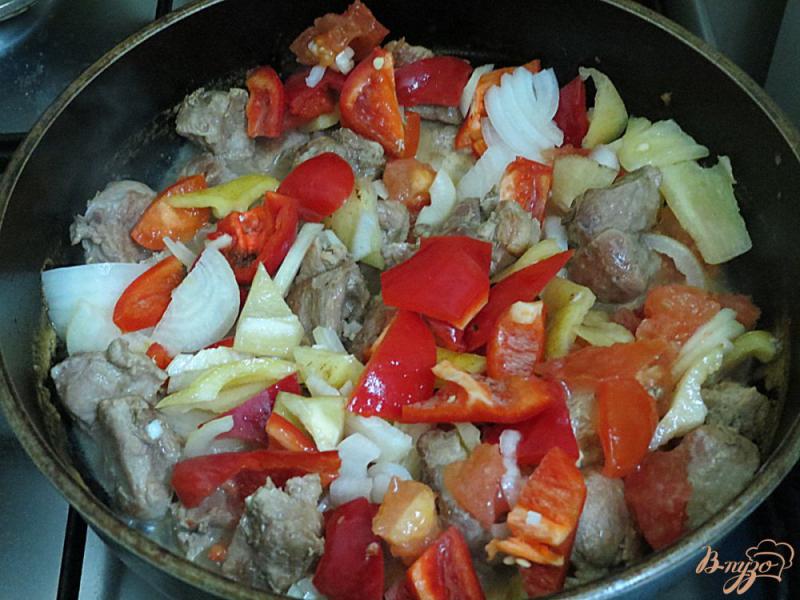 Фото приготовление рецепта: Свинина тушёная с перцем и помидорами шаг №7