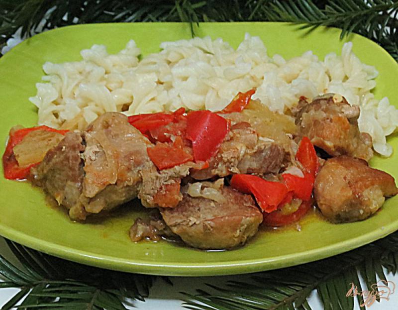 Фото приготовление рецепта: Свинина тушёная с перцем и помидорами шаг №8