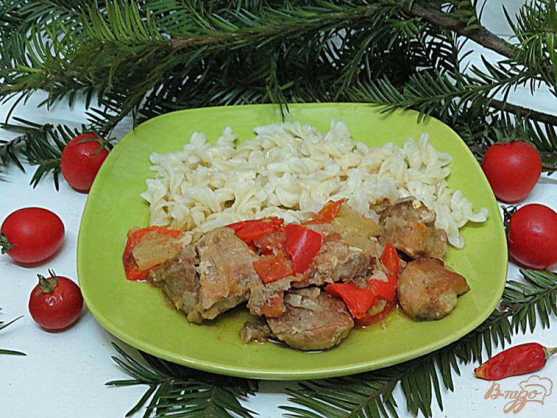 Фото приготовление рецепта: Свинина тушёная с перцем и помидорами шаг №9
