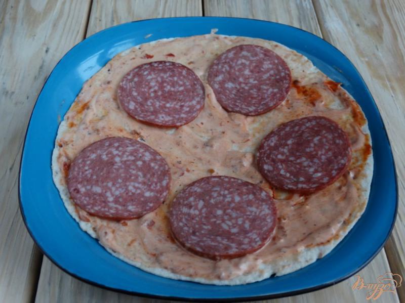 Фото приготовление рецепта: Пицца с сервелатом на тортильи шаг №3