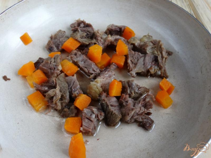 Фото приготовление рецепта: Омлет с говядиной и морковью шаг №5