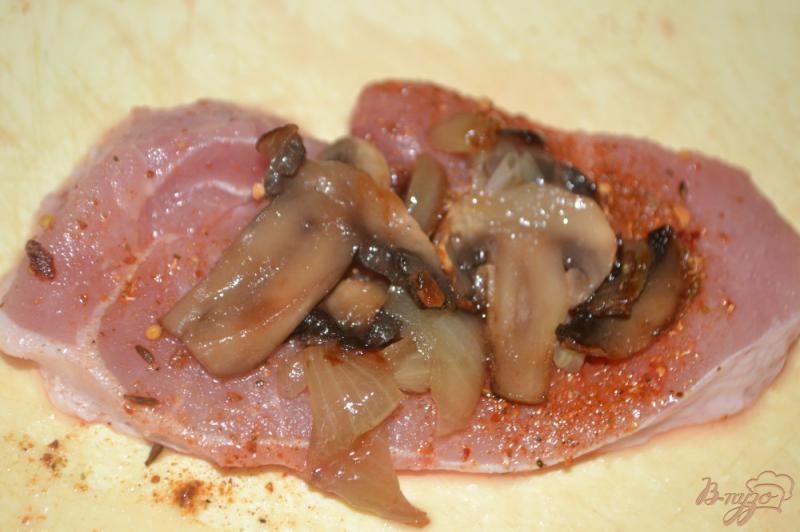 Фото приготовление рецепта: Мясные рулетики с грибами в мультиварке шаг №4