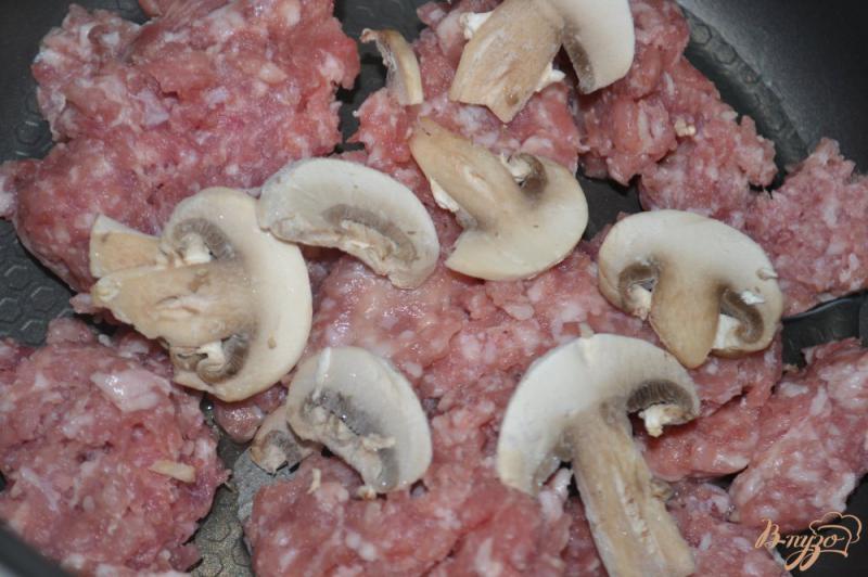 Фото приготовление рецепта: Блины фаршированные сырно-мясной начинкой шаг №3