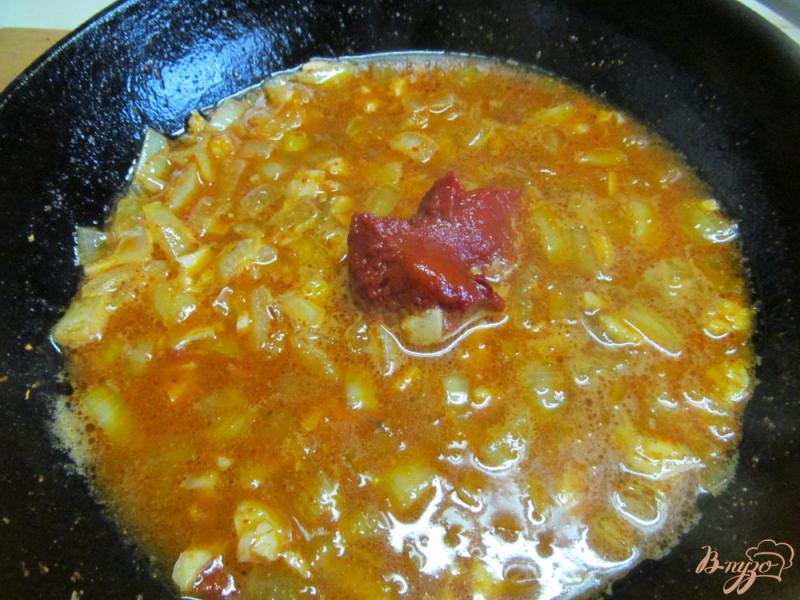 Фото приготовление рецепта: Свинина с вешенками в соусе из паприки со сметаной шаг №6