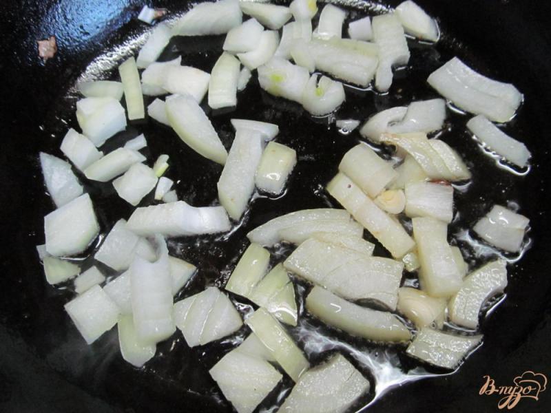 Фото приготовление рецепта: Свинина с вешенками в соусе из паприки со сметаной шаг №4