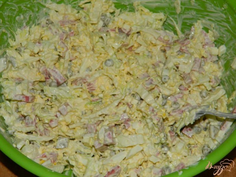 Фото приготовление рецепта: Салат из пекинской капусты с горошком шаг №5