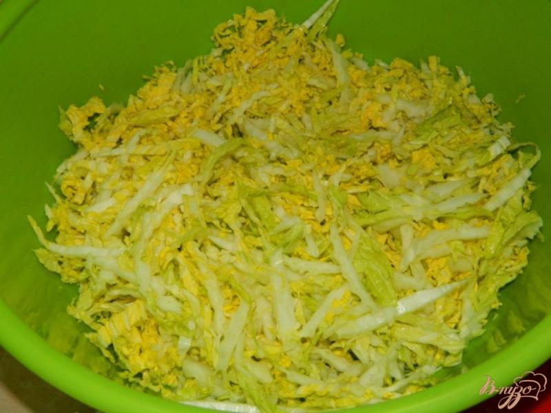 Фото приготовление рецепта: Салат из пекинской капусты с горошком шаг №1