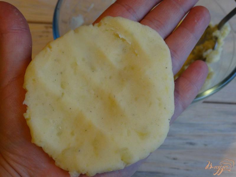 Фото приготовление рецепта: Картофельные зразы с сыром шаг №4