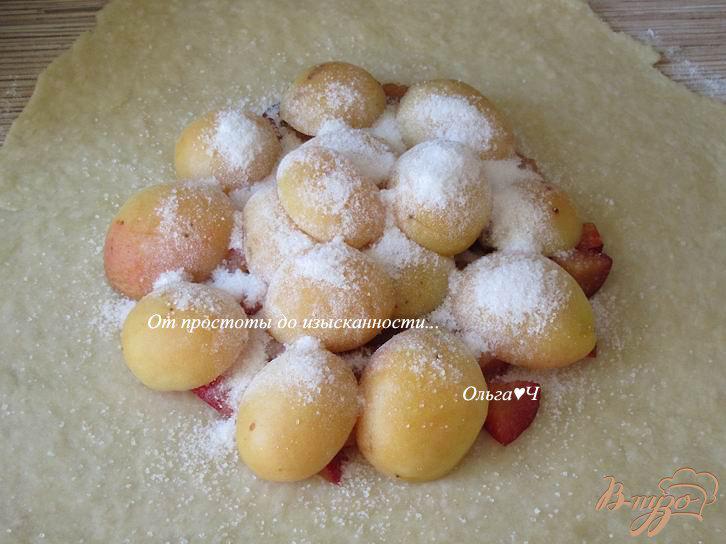 Фото приготовление рецепта: Галета с абрикосами и сливами шаг №4