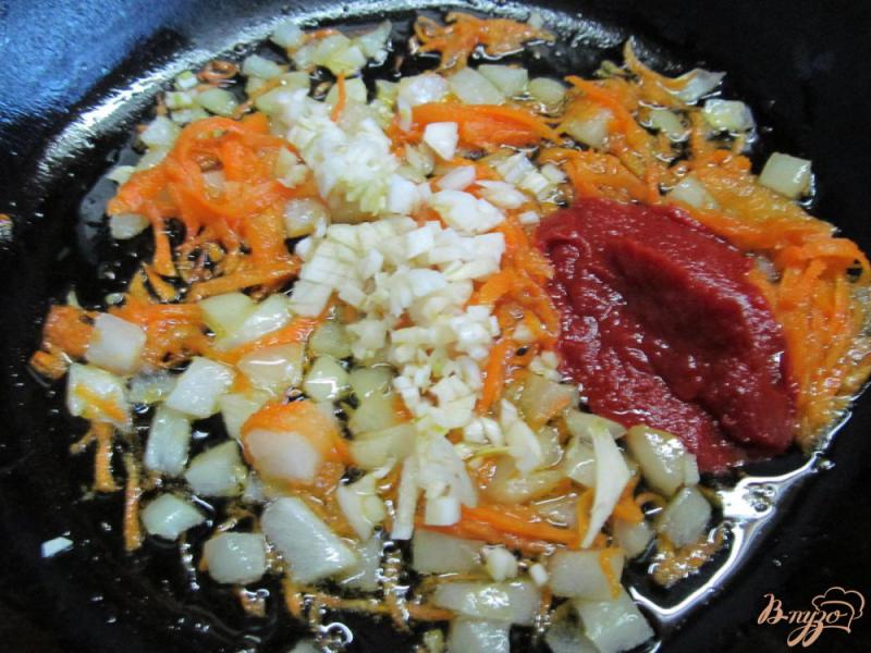 Фото приготовление рецепта: Томатный суп с рисом и фасолью шаг №3