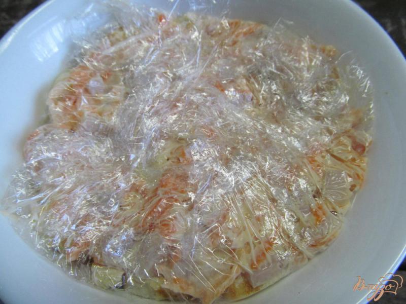 Фото приготовление рецепта: Салат с яичными блинчиками шаг №7