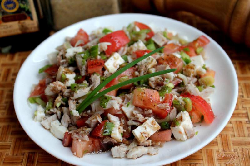 Фото приготовление рецепта: Салат с курицей, помидорами и брынзой шаг №6
