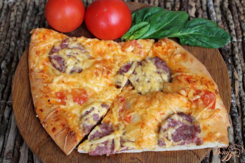 Фото приготовление рецепта: Пицца с колбасой и помидорами шаг №8