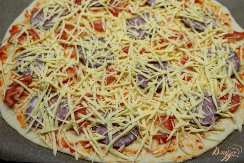 Фото приготовление рецепта: Пицца с колбасой и помидорами шаг №7
