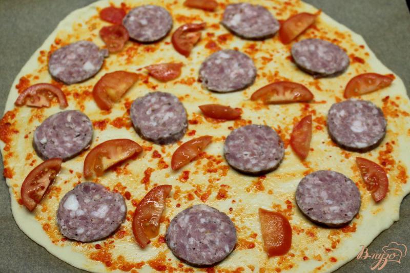 Фото приготовление рецепта: Пицца с колбасой и помидорами шаг №6