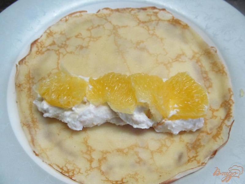 Фото приготовление рецепта: Блинчики с начинкой из творога с апельсином шаг №8