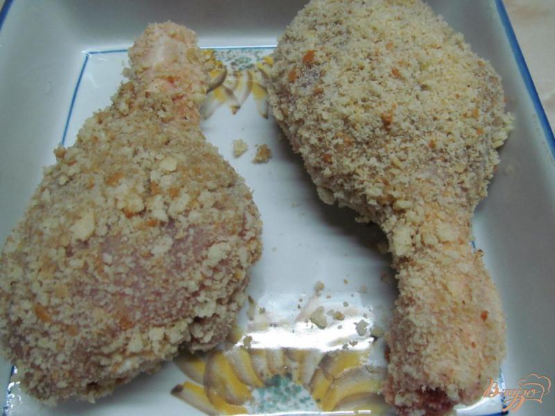 Фото приготовление рецепта: Куриные ножки запеченные в сухарях шаг №3