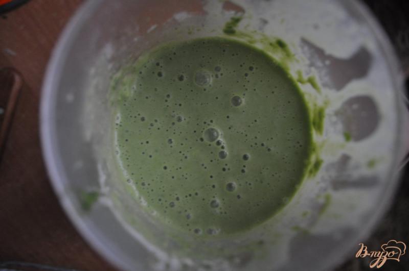 Фото приготовление рецепта: Зеленые блинчики со шпинатом шаг №3