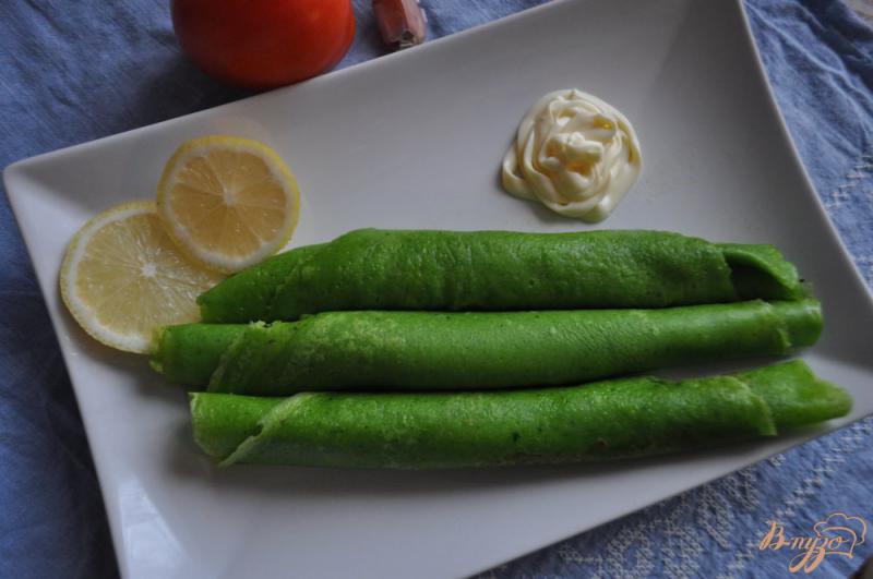 Фото приготовление рецепта: Зеленые блинчики со шпинатом шаг №5
