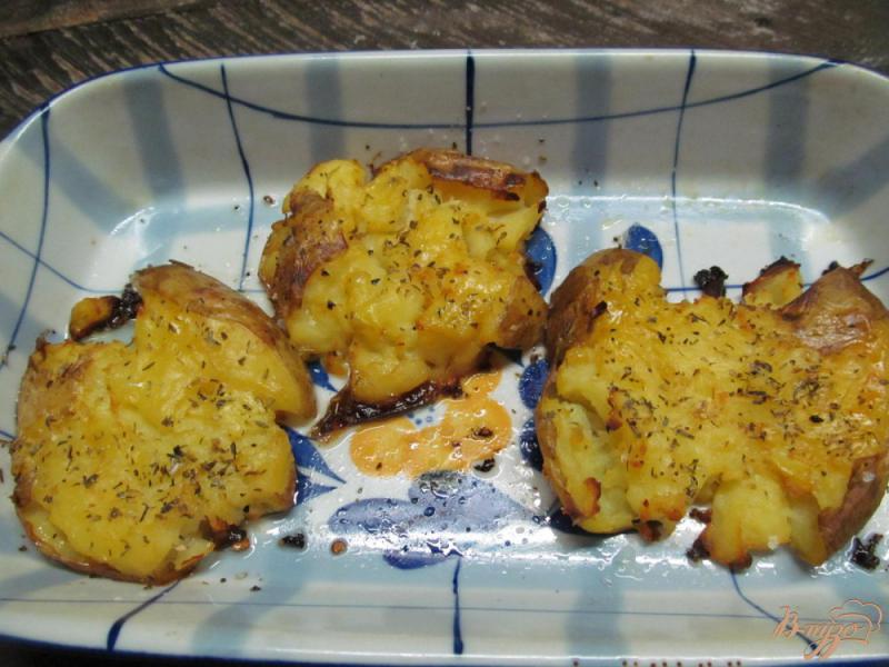 Фото приготовление рецепта: Картофель под соусом шаг №4