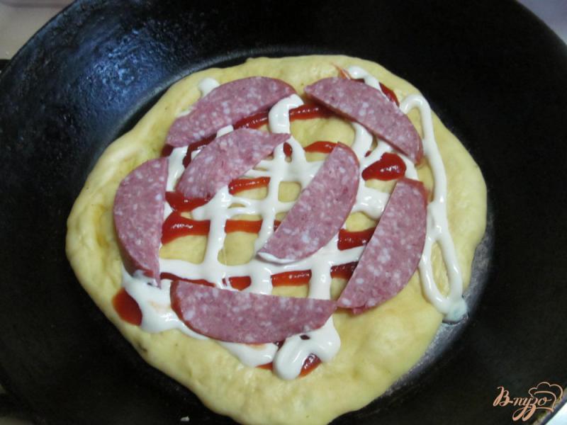 Фото приготовление рецепта: Пицца на сковороде шаг №4