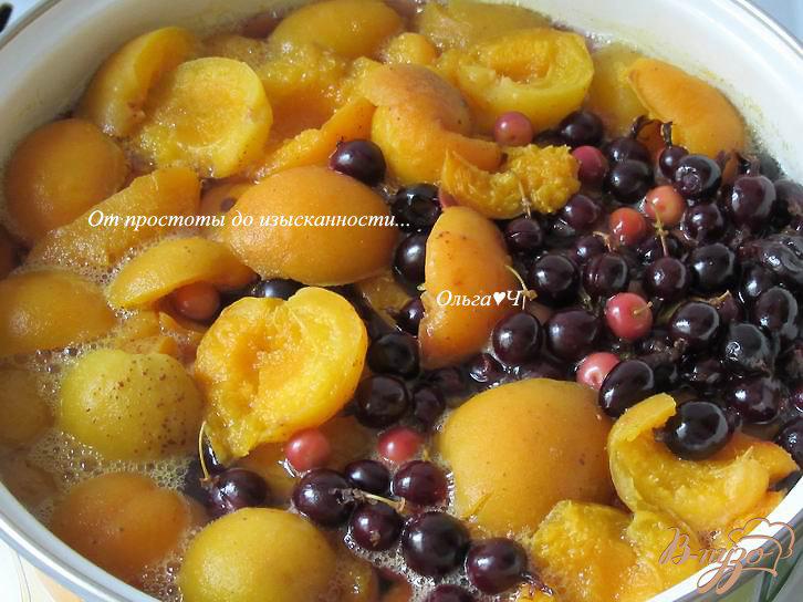 Фото приготовление рецепта: Абрикосовый компот с ягодами шаг №2
