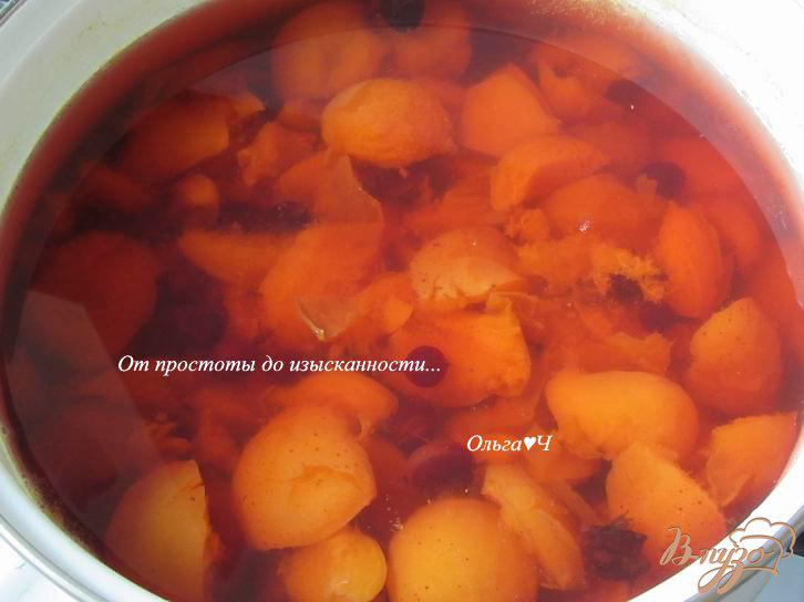 Фото приготовление рецепта: Абрикосовый компот с ягодами шаг №3