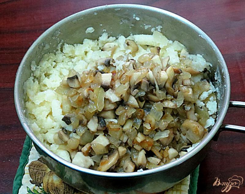 Фото приготовление рецепта: Лепёшки с картошкой и шампиньонами шаг №6