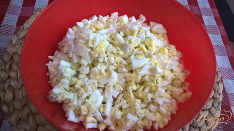 Фото приготовление рецепта: Салат с куриной грудкой, свежими огурцами и картофелем шаг №4