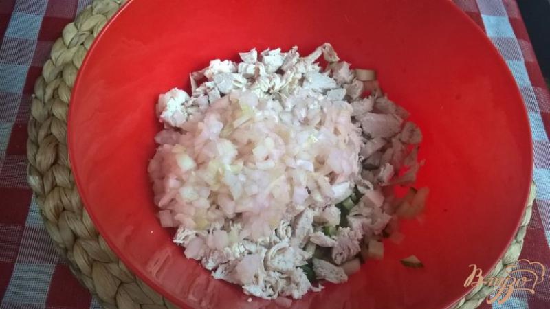 Фото приготовление рецепта: Салат с куриной грудкой, свежими огурцами и картофелем шаг №3