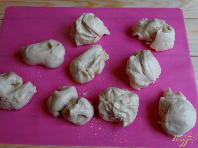 Фото приготовление рецепта: Постные булочки с брусничным джемом в мультиварке шаг №7