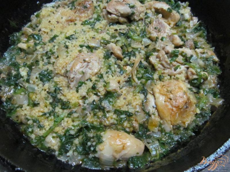 Фото приготовление рецепта: Курица с кус-кусом и шпинатом шаг №6