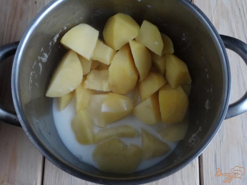 Фото приготовление рецепта: Картофельное пюре с орехами и чесноком шаг №2