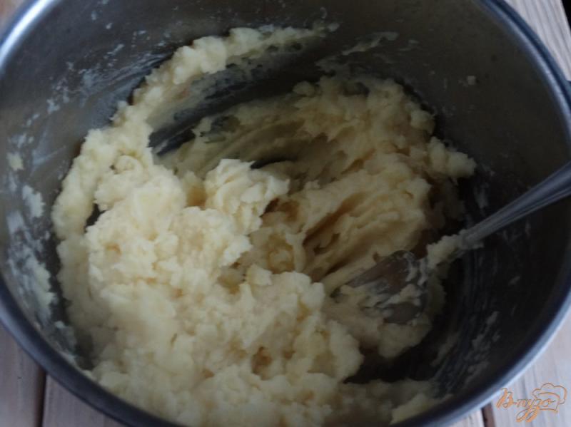 Фото приготовление рецепта: Картофельное пюре с орехами и чесноком шаг №4