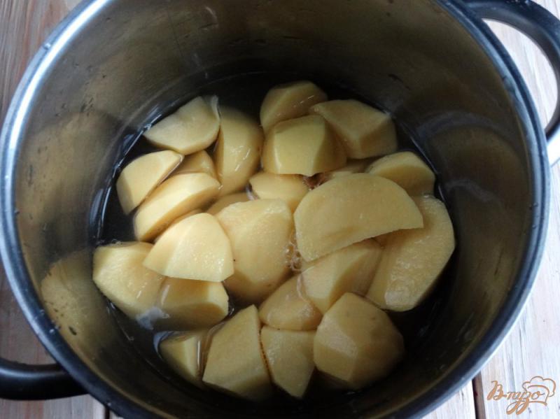 Фото приготовление рецепта: Картофельное пюре с орехами и чесноком шаг №1