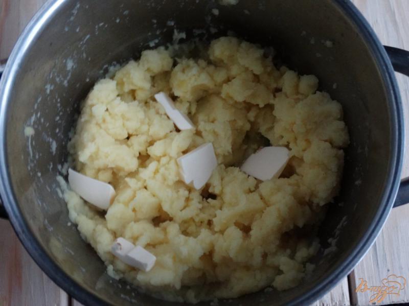 Фото приготовление рецепта: Картофельное пюре с орехами и чесноком шаг №3