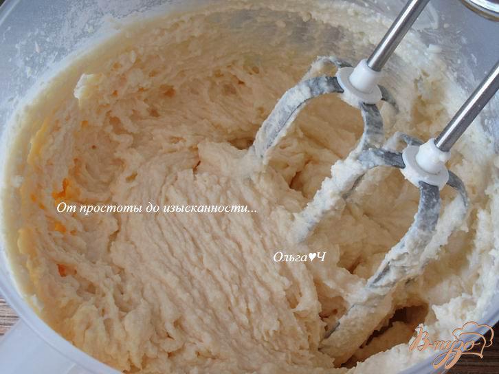 Фото приготовление рецепта: Сдобный творожный пирог с сухофруктами шаг №2