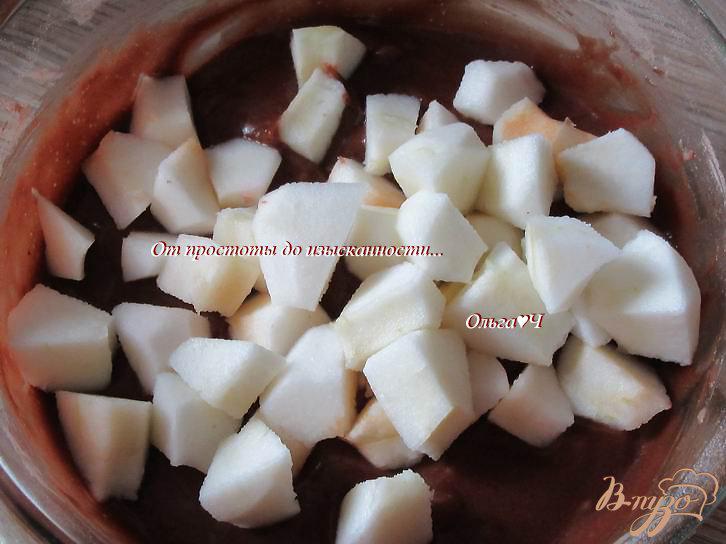 Фото приготовление рецепта: Шарлотка с яблоками и шоколадным слоем шаг №8