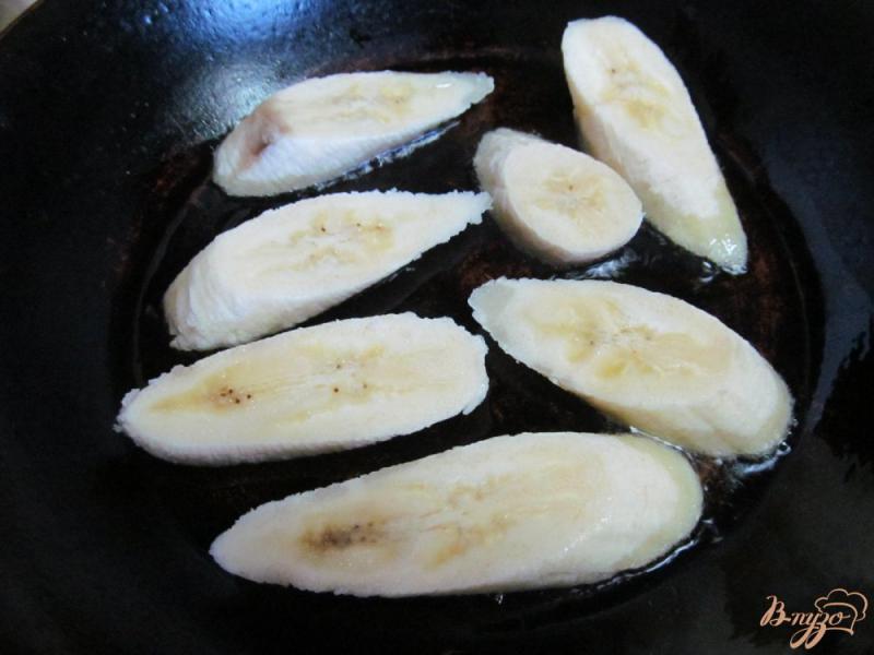 Фото приготовление рецепта: Рис с бананом и яйцом шаг №2
