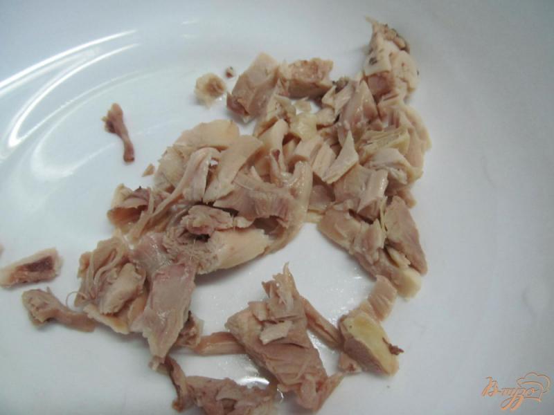 Фото приготовление рецепта: Салат с хурмой и курицей шаг №2