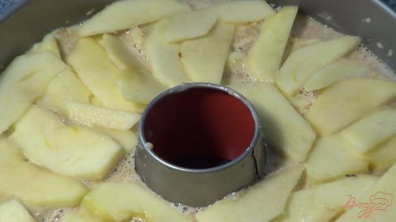 Фото приготовление рецепта: Яблочный пирог шаг №5