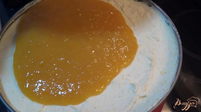 Фото приготовление рецепта: Йогуртовый торт с апельсином шаг №9