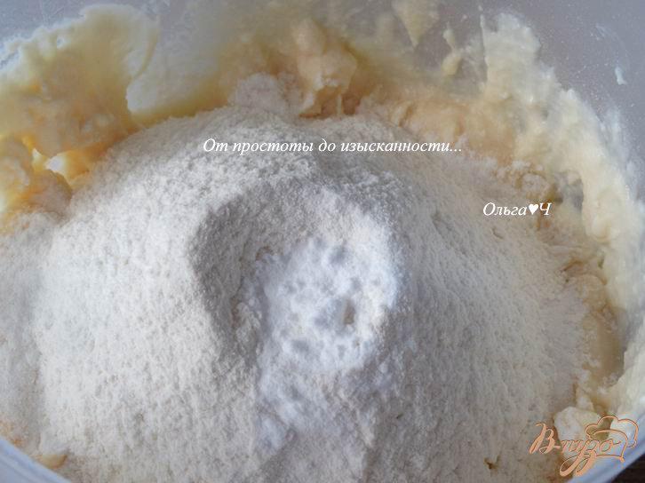 Фото приготовление рецепта: Соленое творожное печенье с сыром шаг №3