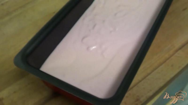 Фото приготовление рецепта: Йогуртовый десерт с клубникой шаг №3