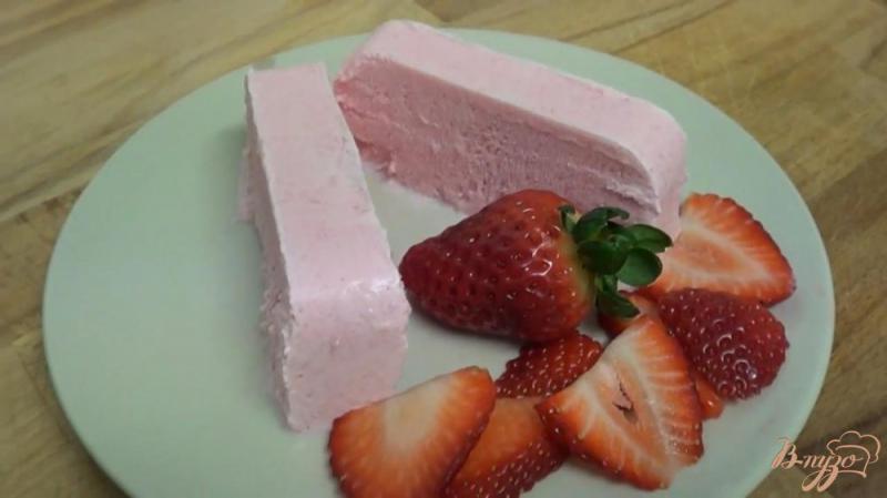 Фото приготовление рецепта: Йогуртовый десерт с клубникой шаг №5