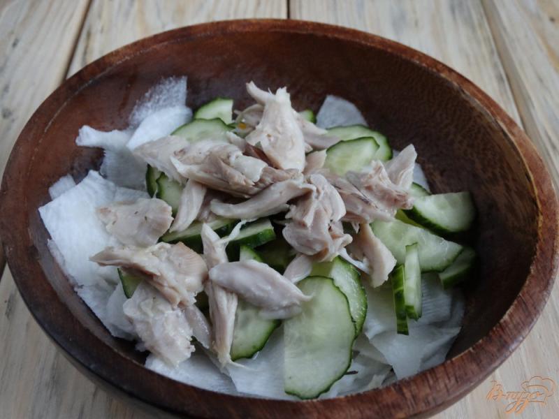 Фото приготовление рецепта: Салат с дайконом и курицей шаг №3