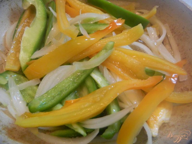 Фото приготовление рецепта: Теплый  салат со стручковой фасолью и свиными ребрами шаг №2