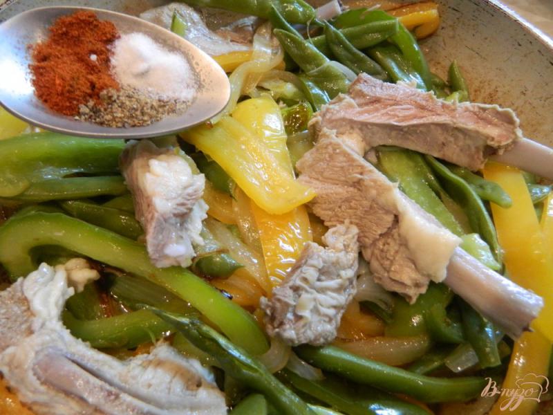 Фото приготовление рецепта: Теплый  салат со стручковой фасолью и свиными ребрами шаг №4