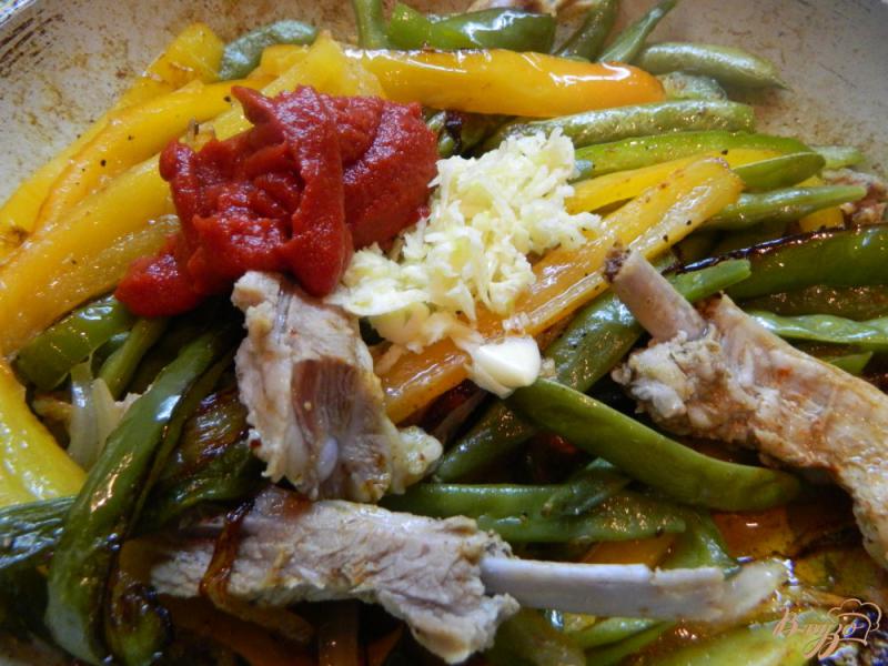Фото приготовление рецепта: Теплый  салат со стручковой фасолью и свиными ребрами шаг №5