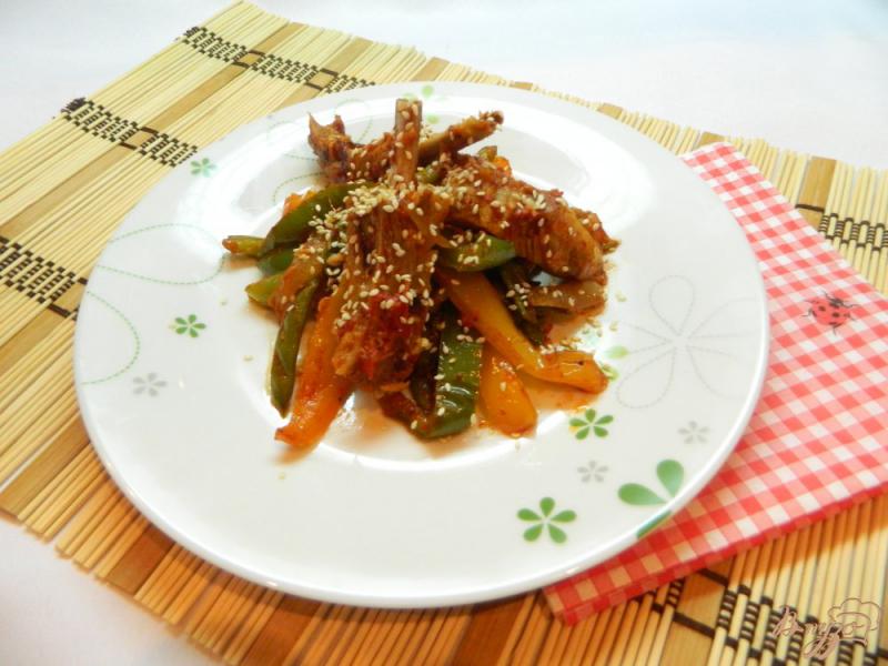 Фото приготовление рецепта: Теплый  салат со стручковой фасолью и свиными ребрами шаг №6